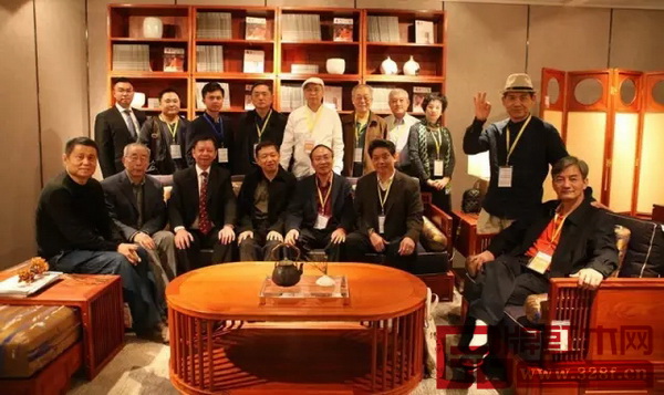 國壽紅木董事長陳國壽（前排左三）、副董事長陳淦凡（后排左一）與全聯(lián)藝術(shù)紅木家具專委會(huì)領(lǐng)導(dǎo)及專家顧問團(tuán)合影