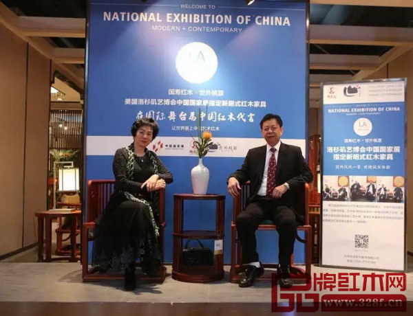 國壽紅木董事長陳國壽與董事長夫人倫群章于國壽椅上合影