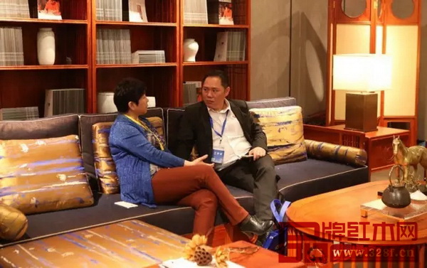 國壽紅木區(qū)域經(jīng)理與現(xiàn)場咨詢客戶進(jìn)行交談