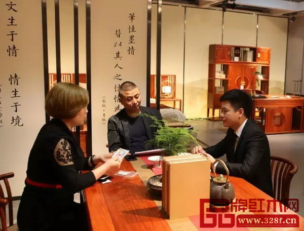 國壽紅木區(qū)域經(jīng)理與現(xiàn)場咨詢客戶進(jìn)行交談