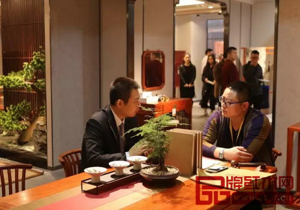 國壽紅木區(qū)域經(jīng)理與現(xiàn)場咨詢客戶進(jìn)行交談