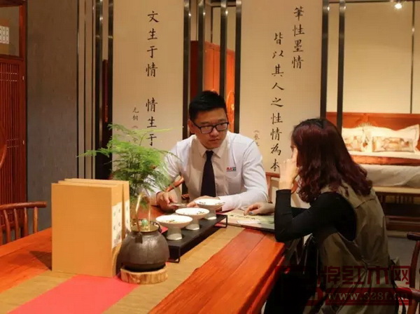 國壽紅木區(qū)域經(jīng)理與現(xiàn)場咨詢客戶進(jìn)行交談