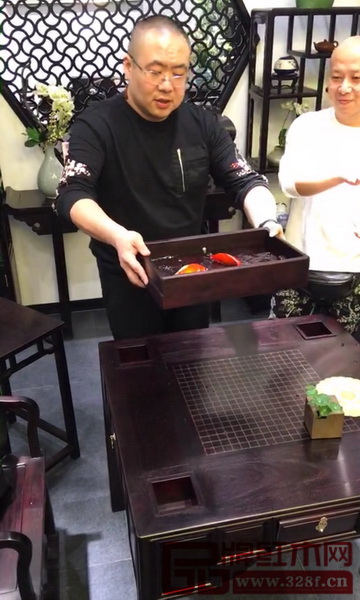 紅寶軒的紅木家具質(zhì)量上乘,抽屜可養(yǎng)魚 紅寶軒的紅木家具質(zhì)量上乘,抽屜可養(yǎng)魚