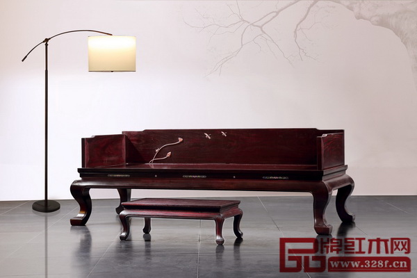 紅寶軒“大明雅韻”系列產(chǎn)品——《贊比亞紫檀·三圍獨板外翻馬蹄羅漢床》 紅寶軒“大明雅韻”系列產(chǎn)品——《贊比亞紫檀·三圍獨板外翻馬蹄羅漢床》