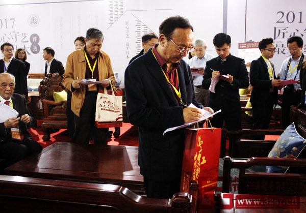 專(zhuān)家學(xué)者為今典居·木雲(yún)山《東非酸枝·明風(fēng)沙發(fā)》現(xiàn)場(chǎng)打分 專(zhuān)家學(xué)者為今典居·木雲(yún)山《東非酸枝·明風(fēng)沙發(fā)》現(xiàn)場(chǎng)打分