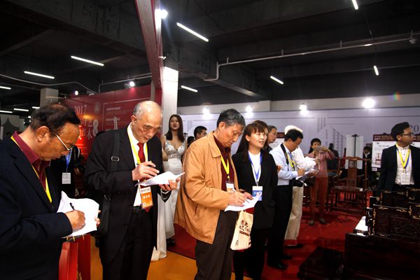 紅木家具專家學(xué)者、業(yè)內(nèi)人士為富寶軒《三圍獨(dú)板羅漢床》現(xiàn)場(chǎng)評(píng)分 紅木家具專家學(xué)者、業(yè)內(nèi)人士為富寶軒《三圍獨(dú)板羅漢床》現(xiàn)場(chǎng)評(píng)分