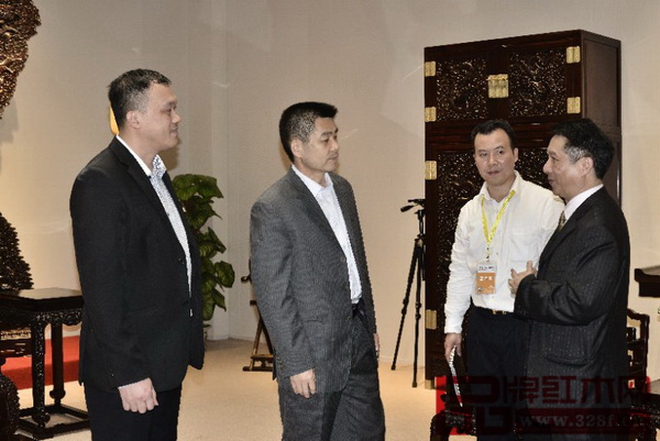 廣東省中山市大涌鎮(zhèn)鎮(zhèn)長賀修虎蒞臨何氏家具紅博會展位指導(dǎo)工作 廣東省中山市大涌鎮(zhèn)鎮(zhèn)長賀修虎蒞臨何氏家具紅博會展位指導(dǎo)工作