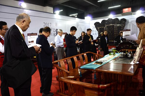 紅木家具行業(yè)的相關(guān)領(lǐng)導(dǎo)專家現(xiàn)場(chǎng)為水雨軒《鳳軒茶臺(tái)》評(píng)分 紅木家具行業(yè)的相關(guān)領(lǐng)導(dǎo)專家現(xiàn)場(chǎng)為水雨軒《鳳軒茶臺(tái)》評(píng)分