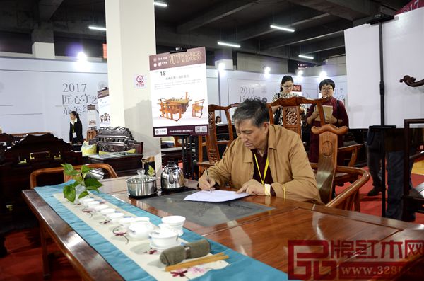 原故宮博物院文??萍疾恐魅尾莒o樓大師為水雨軒《鳳軒茶臺(tái)》評(píng)分 原故宮博物院文??萍疾恐魅尾莒o樓大師為水雨軒《鳳軒茶臺(tái)》評(píng)分