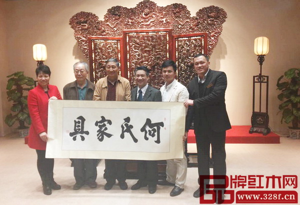全聯(lián)藝術(shù)紅木家具專委會專家顧問、原故宮博物院文??萍疾恐魅尾莒o樓(左三),全聯(lián)藝術(shù)紅木家具專委會專家顧問、中央民族大學(xué)人體工程學(xué)專家蘇垣(左二),全聯(lián)藝術(shù)紅木家具專委會執(zhí)行會長、弘木傳媒CEO林偉華(右二)走訪何氏家具 全聯(lián)藝術(shù)紅木家具專委會專家顧問、原故宮博物院文??萍疾恐魅尾莒o樓(左三),全聯(lián)藝術(shù)紅木家具專委會專家顧問、中央民族大學(xué)人體工程學(xué)專家蘇垣(左二),全聯(lián)藝術(shù)紅木家具專委會執(zhí)行會長、弘木傳媒CEO林偉華(右二)走訪何氏家具