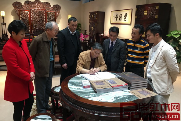 全聯(lián)藝術(shù)紅木家具專委會專家顧問、原故宮博物院文??萍疾恐魅尾莒o樓(左四)為何氏家具題詞 全聯(lián)藝術(shù)紅木家具專委會專家顧問、原故宮博物院文保科技部主任曹靜樓(左四)為何氏家具題詞