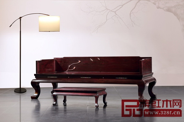 紅寶軒《贊比亞紫檀·三圍獨(dú)板外翻馬蹄羅漢床》 紅寶軒《贊比亞紫檀·三圍獨(dú)板外翻馬蹄羅漢床》