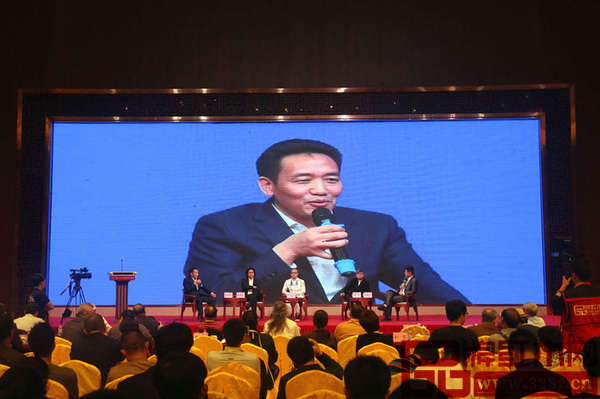 集古韻今董事長陳新平應(yīng)邀出席2017中國紅木家具發(fā)展論壇，并與行業(yè)專家就“紅木家裝一體化”展開了討論