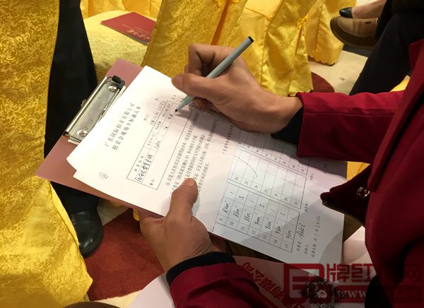 大匯堂緬甸花梨皇宮椅競拍得主寫下競拍單號信息 大匯堂緬甸花梨皇宮椅競拍得主寫下競拍單號信息