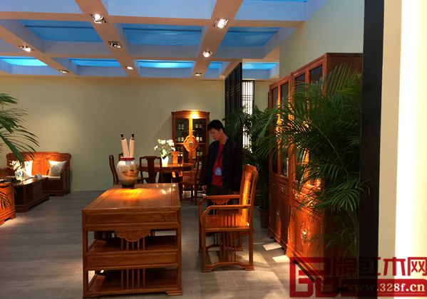 紅木家具愛好者仔細(xì)品鑒天工雋品系列產(chǎn)品 紅木家具愛好者仔細(xì)品鑒天工雋品系列產(chǎn)品