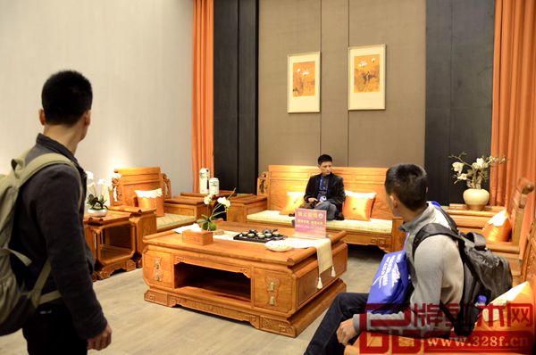 經(jīng)銷商坐在“天工系列沙發(fā)”上體驗整體舒適度 經(jīng)銷商坐在“天工系列沙發(fā)”上體驗整體舒適度