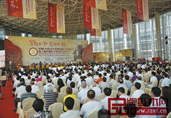 “穿越古今 引領(lǐng)時(shí)尚”作為多屆中山紅博會(huì)的活動(dòng)主題而聲名遠(yuǎn)揚(yáng)、廣為人知。2017中山紅博會(huì)更在此基礎(chǔ)上提出了“為世界重新定義紅木文化”的宏大命題