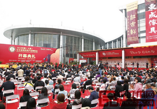 “穿越古今 引領(lǐng)時(shí)尚”作為多屆中山紅博會(huì)的活動(dòng)主題而聲名遠(yuǎn)揚(yáng)、廣為人知。2017中山紅博會(huì)更在此基礎(chǔ)上提出了“為世界重新定義紅木文化”的宏大命題