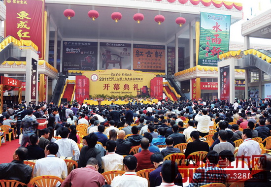 “穿越古今 引領(lǐng)時(shí)尚”作為多屆中山紅博會(huì)的活動(dòng)主題而聲名遠(yuǎn)揚(yáng)、廣為人知。2017中山紅博會(huì)更在此基礎(chǔ)上提出了“為世界重新定義紅木文化”的宏大命題