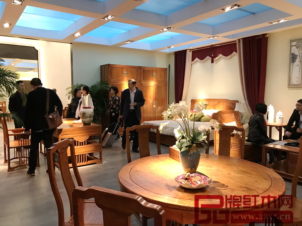 天工雋品展廳內(nèi)經(jīng)銷商絡(luò)繹不絕 天工雋品展廳內(nèi)經(jīng)銷商絡(luò)繹不絕