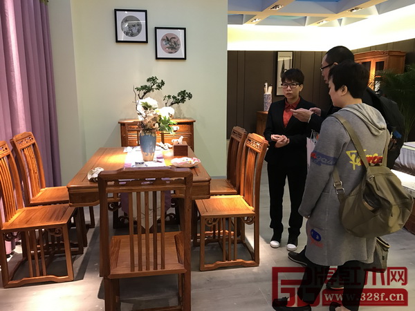 銷售精英帶領(lǐng)經(jīng)銷商深入了解產(chǎn)品優(yōu)勢 銷售精英帶領(lǐng)經(jīng)銷商深入了解產(chǎn)品優(yōu)勢