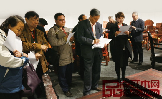 2016中山紅博會(huì)系列活動(dòng)——“中國(guó)紅木家具精品評(píng)選”活動(dòng)現(xiàn)場(chǎng),專(zhuān)家團(tuán)進(jìn)行現(xiàn)場(chǎng)點(diǎn)評(píng)、打分 2016中山紅博會(huì)系列活動(dòng)——“中國(guó)紅木家具精品評(píng)選”活動(dòng)現(xiàn)場(chǎng),專(zhuān)家團(tuán)進(jìn)行現(xiàn)場(chǎng)點(diǎn)評(píng)、打分