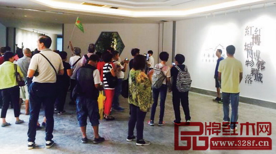 以紅博城新項(xiàng)目“紅博城博物館群落”“隆都里”等業(yè)態(tài)內(nèi)容為核心，2017中山紅博會(huì)全面增強(qiáng)現(xiàn)場(chǎng)消費(fèi)體驗(yàn)、文化體驗(yàn)，用“文旅”聚攏人氣，推動(dòng)銷(xiāo)售