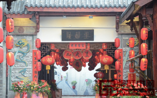 以紅博城新項(xiàng)目“紅博城博物館群落”“隆都里”等業(yè)態(tài)內(nèi)容為核心,2017中山紅博會(huì)全面增強(qiáng)現(xiàn)場(chǎng)消費(fèi)體驗(yàn)、文化體驗(yàn),用“文旅”聚攏人氣,推動(dòng)銷(xiāo)售 以紅博城新項(xiàng)目“紅博城博物館群落”“隆都里”等業(yè)態(tài)內(nèi)容為核心,2017中山紅博會(huì)全面增強(qiáng)現(xiàn)場(chǎng)消費(fèi)體驗(yàn)、文化體驗(yàn),用“文旅”聚攏人氣,推動(dòng)銷(xiāo)售