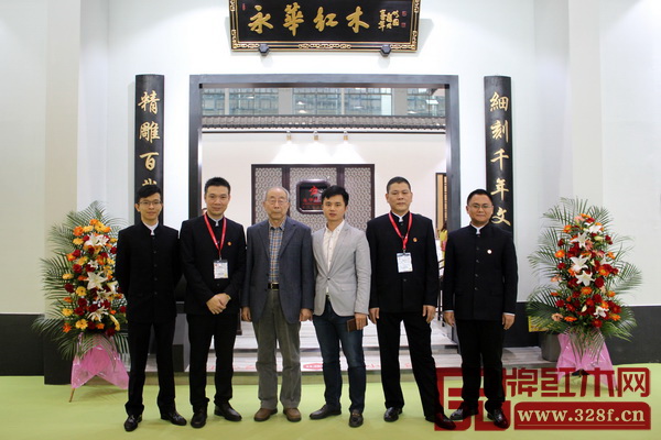 全聯(lián)藝術(shù)紅木家具專業(yè)委員會專家顧問、中國紅木家具技術(shù)專家曹新民(左三),全聯(lián)藝術(shù)紅木家具專業(yè)委員會執(zhí)行會長、弘木傳媒CEO林偉華(右三)與永華紅木副總經(jīng)理邱志坤(左二)、陳國偉(左一)及其團(tuán)隊(duì)在廣州家博會展廳外合影留念 全聯(lián)藝術(shù)紅木家具專業(yè)委員會專家顧問、中國紅木家具技術(shù)專家曹新民(左三),全聯(lián)藝術(shù)紅木家具專業(yè)委員會執(zhí)行會長、弘木傳媒CEO林偉華(右三)與永華紅木副總經(jīng)理邱志坤(左二)、陳國偉(左一)及其團(tuán)隊(duì)在廣州家博會展廳外合影留念