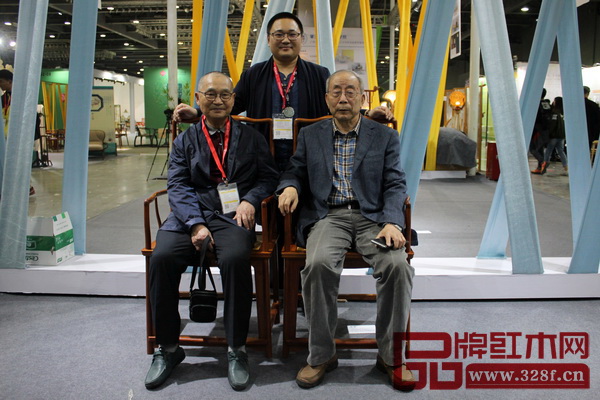 中國高等教育家具設(shè)計(jì)專業(yè)創(chuàng)始人胡景初（前排左）、中國紅木家具技術(shù)專家曹新民（前排右）與東北林業(yè)大學(xué)中國古家具研究中心主任牛曉霆在其展位上合影留影