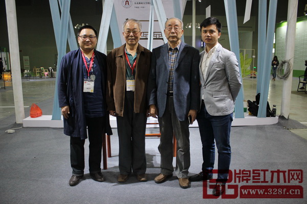 中國紅木家具技術(shù)專家曹新民（右二），中央民族大學(xué)人體工程學(xué)專家蘇垣（左二），全聯(lián)藝術(shù)紅木家具專委會執(zhí)行會長、弘木傳媒CEO林偉華（右一）與東北林業(yè)大學(xué)明清家具研究所所長牛曉霆在其展位上合影留念