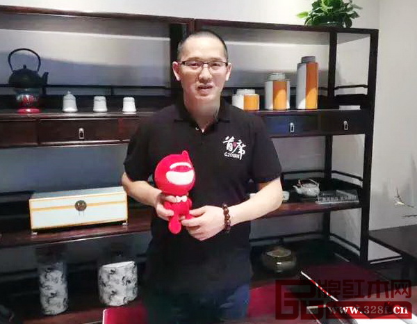 明堂紅木市場總監(jiān)陳海生向媒體朋友介紹陳道明代言廣告片制作過程 明堂紅木市場總監(jiān)陳海生向媒體朋友介紹陳道明代言廣告片制作過程