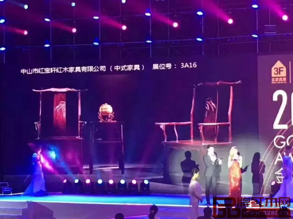 紅寶軒“大明雅韻”系列代表作《贊比亞紫檀·輝煌騰達休閑椅》摘得“杰出匠心工藝獎中式家具金獎” 紅寶軒“大明雅韻”系列代表作《贊比亞紫檀·輝煌騰達休閑椅》摘得“杰出匠心工藝獎中式家具金獎”