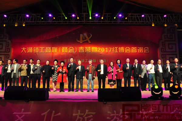 答謝晚宴上嘉賓領(lǐng)導(dǎo)共同敬酒祝賀紅博會(huì)的圓滿成功 答謝晚宴上嘉賓領(lǐng)導(dǎo)共同敬酒祝賀紅博會(huì)的圓滿成功