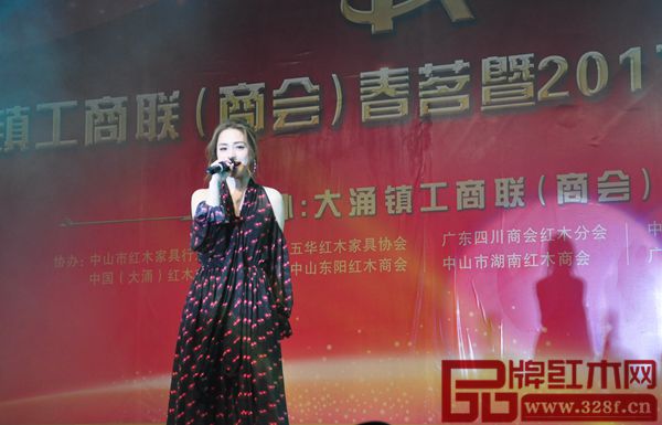 香港演員、歌手鐘欣潼(阿嬌)進(jìn)行歌唱表演 香港演員、歌手鐘欣潼(阿嬌)進(jìn)行歌唱表演