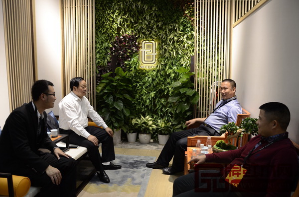 品牌紅木家具經(jīng)銷商聯(lián)盟執(zhí)行主席——西安紅木雅居閣總裁石立峰(右二)、順德中聯(lián)紅木世家董事長周志華(右一)到訪憶古軒展廳,與憶古軒董事長劉定杰(左二)、弘木傳媒市場部總監(jiān)竇琦柳交流行業(yè)發(fā)展之道 品牌紅木家具經(jīng)銷商聯(lián)盟執(zhí)行主席——西安紅木雅居閣總裁石立峰(右二)、順德中聯(lián)紅木世家董事長周志華(右一)到訪憶古軒展廳,與憶古軒董事長劉定杰(左二)、弘木傳媒市場部總監(jiān)竇琦柳交流行業(yè)發(fā)展之道