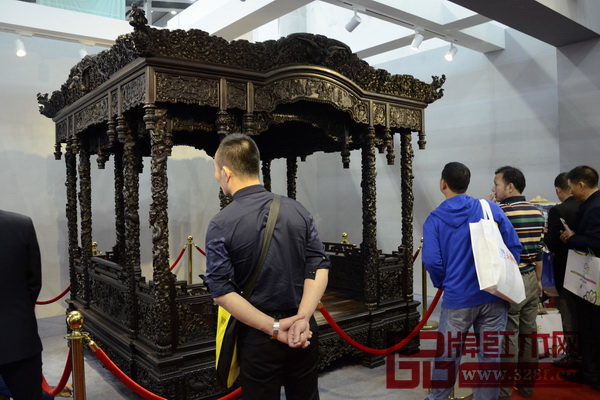 采用4噸多盧氏黑黃檀精工打造的老周家居《乾坤大寶床》在深圳家具展上受到熱捧 采用4噸多盧氏黑黃檀精工打造的老周家居《乾坤大寶床》在深圳家具展上受到熱捧