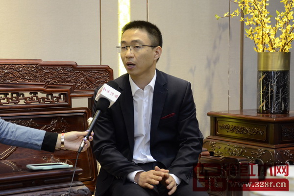 老周家居總經(jīng)理周金友接受《品牌紅木》記者采訪 老周家居總經(jīng)理周金友接受《品牌紅木》記者采訪