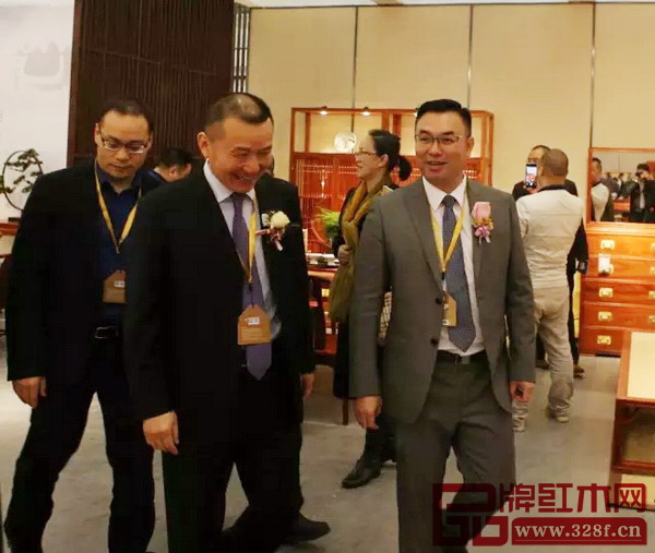 厚街鎮(zhèn)鎮(zhèn)委副書記、鎮(zhèn)長蔣亞軍（中）在國壽紅木副董事長陳淦凡（右）的陪同下參觀展館