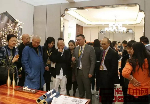中國家具協(xié)會(huì)專家委員會(huì)副主任陳寶光（右三）攜“金羿獎(jiǎng)”評(píng)委參觀國壽世外桃源參評(píng)作品“桃源陋室”