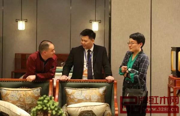 國壽紅木副總經(jīng)理王耀佳（中）率專業(yè)的營銷團(tuán)隊(duì)為在場咨詢客戶詳述招商政策