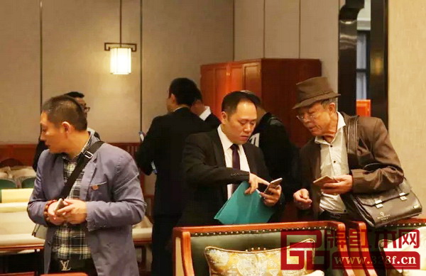 國壽紅木專業(yè)的營銷團(tuán)隊(duì)為在場咨詢客戶詳述招商政策