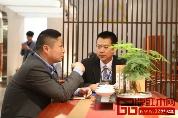 國壽紅木專業(yè)的營銷團(tuán)隊(duì)為在場咨詢客戶詳述招商政策