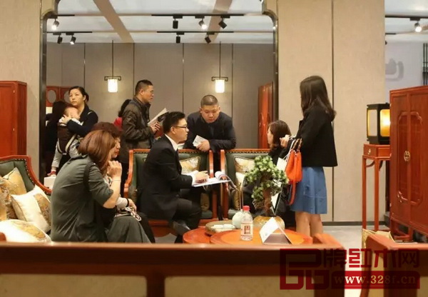 國壽紅木專業(yè)的營銷團(tuán)隊(duì)為在場咨詢客戶詳述招商政策