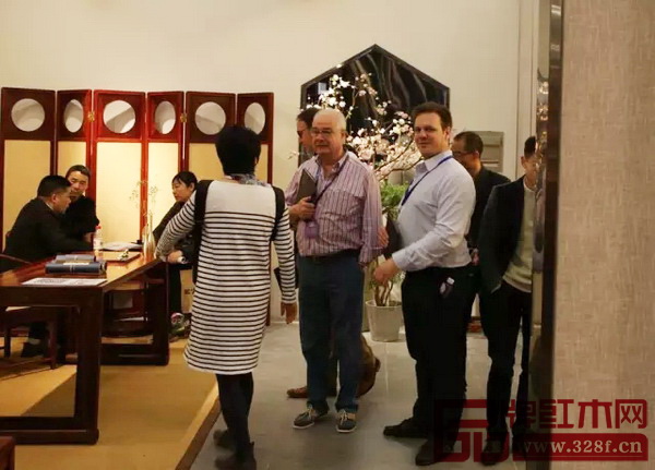 外國友人也被國壽紅木創(chuàng)新的新明式紅木家具設(shè)計(jì)風(fēng)格吸引前來參觀