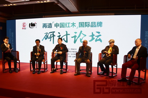 中國(guó)紅木家具技術(shù)專(zhuān)家曹新民(右三),華南農(nóng)業(yè)大學(xué)博士生導(dǎo)師李凱夫(左二),教育部《家具設(shè)計(jì)與制造》專(zhuān)業(yè)帶頭人彭亮(右二),中國(guó)傳統(tǒng)工藝大師、國(guó)壽紅木董事長(zhǎng)陳國(guó)壽(左二),中國(guó)家具商業(yè)聯(lián)合會(huì)執(zhí)行會(huì)長(zhǎng)、國(guó)壽紅木石家莊專(zhuān)賣(mài)店總經(jīng)理彭書(shū)辰(右一)應(yīng)邀參加再造“中國(guó)紅木”國(guó)際品牌研討論壇 中國(guó)紅木家具技術(shù)專(zhuān)家曹新民(右三),華南農(nóng)業(yè)大學(xué)博士生導(dǎo)師李凱夫(左二),教育部《家具設(shè)計(jì)與制造》專(zhuān)業(yè)帶頭人彭亮(右二),中國(guó)傳統(tǒng)工藝大師、國(guó)壽紅木董事長(zhǎng)陳國(guó)壽(左二),中國(guó)家具商業(yè)聯(lián)合會(huì)執(zhí)行會(huì)長(zhǎng)、國(guó)壽紅木石家莊專(zhuān)賣(mài)店總經(jīng)理彭書(shū)辰(右一)應(yīng)邀參加再造“中國(guó)紅木”國(guó)際品牌研討論壇