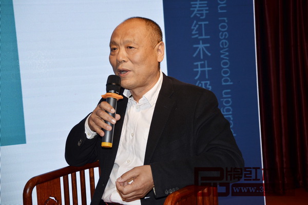 中國(guó)家具商業(yè)聯(lián)合會(huì)執(zhí)行會(huì)長(zhǎng)、國(guó)壽紅木石家莊專(zhuān)賣(mài)店總經(jīng)理彭書(shū)辰以“消費(fèi)者需要怎樣的紅木家具品牌”為主題發(fā)表個(gè)人見(jiàn)解 中國(guó)家具商業(yè)聯(lián)合會(huì)執(zhí)行會(huì)長(zhǎng)、國(guó)壽紅木石家莊專(zhuān)賣(mài)店總經(jīng)理彭書(shū)辰以“消費(fèi)者需要怎樣的紅木家具品牌”為主題發(fā)表個(gè)人見(jiàn)解