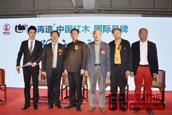 出席再造“中國(guó)紅木”國(guó)際品牌研討論壇的所有嘉賓在舞臺(tái)上合影留念 出席再造“中國(guó)紅木”國(guó)際品牌研討論壇的所有嘉賓在舞臺(tái)上合影留念