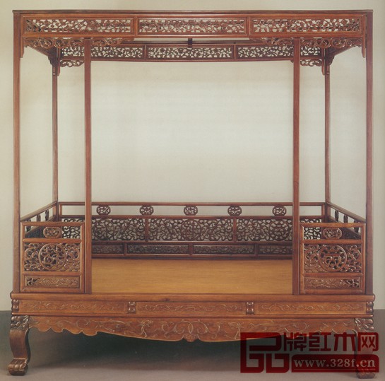 清早中期 黃花梨福壽字螭龍紋架子床長(zhǎng)218.5厘米 寬147厘米 高228.5厘米（選自韓蕙：《中國(guó)建筑學(xué)視角下的明式家具》）