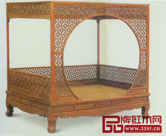 清早中期 黃花梨月洞門(mén)罩式架子床長(zhǎng)247.5 厘米 寬187.5 厘米 高227 厘米（故宮博物院藏）